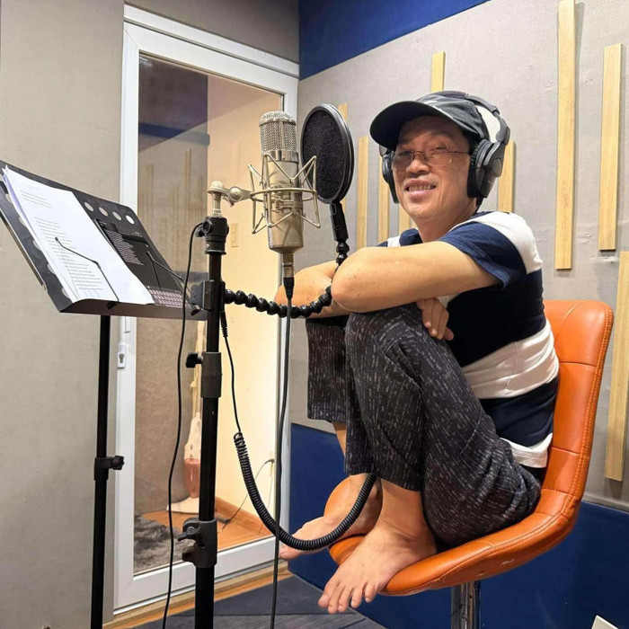 Hình ảnh Hoài Linh chăm chỉ tập hát sau ồn ào đời tư. (Ảnh: FBNV)