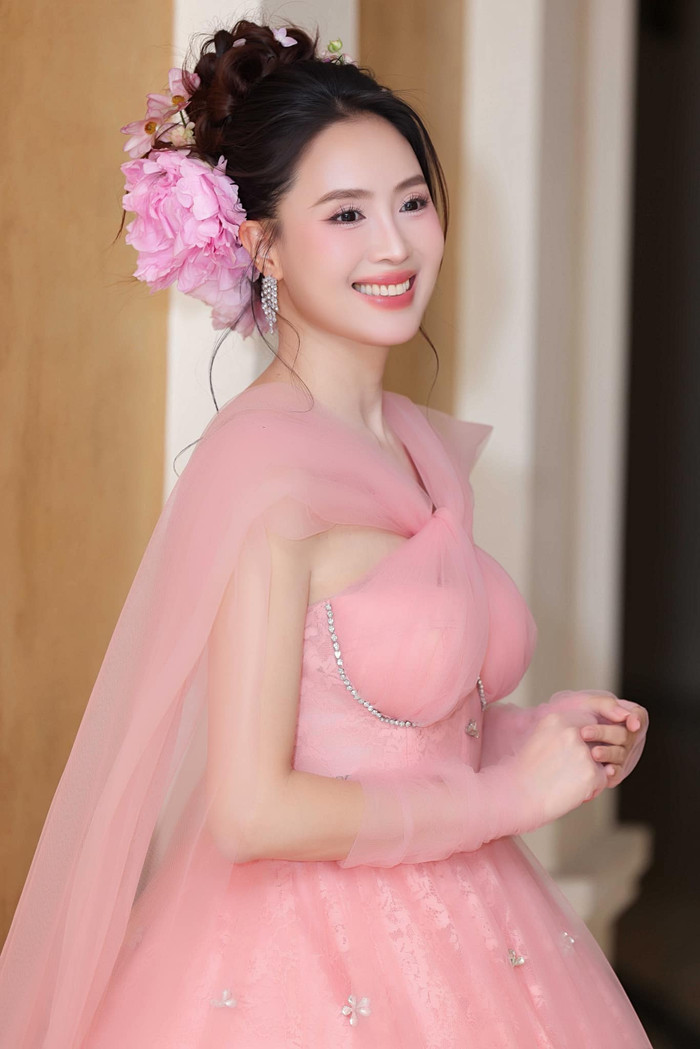 Hồng Diễm nở nụ cười rạng rỡ, tạo dáng thướt tha khi chụp hình. Ảnh: FBNV