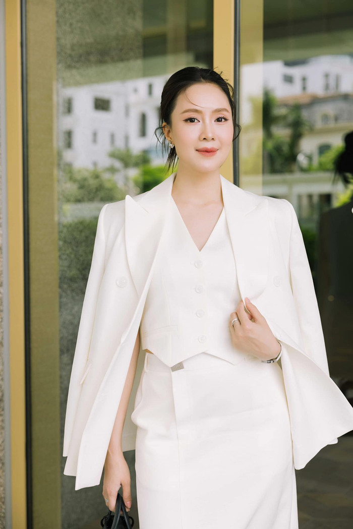 Hòng Diễm tích cực làm mới bản thân qua việc duy trì phong cách thời trang ổn định. Ảnh: FBNV