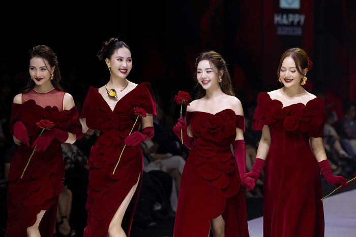 Hồng Diễm từng có màn trình diễn thời trang bên cạnh MC Huyền Trang, Quỳnh Kool và Lan Phương diễn ra vào giữa tháng 11. Ảnh: FBNV