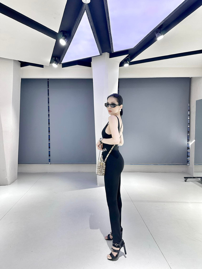 Phong cách thời trang táo bạo này không chỉ giúp Lệ Quyên trở thành tâm điểm của mọi ánh nhìn, mà còn khẳng định sự tự tin và tinh thần dám thử nghiệm của cô.