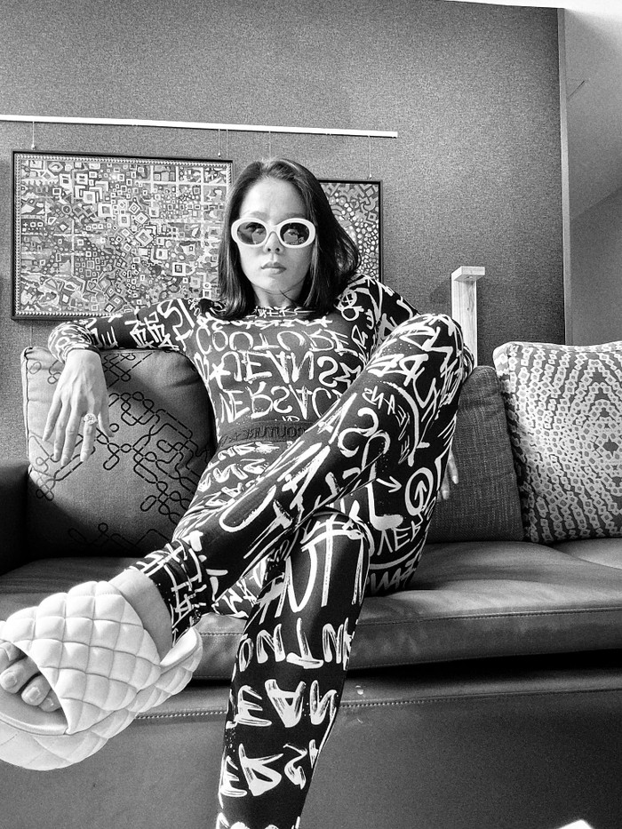 Không chỉ gây ấn tượng với người hâm mộ, gu thời trang quần bó sát của Lệ Quyên còn nhận được sự đánh giá cao từ các tín đồ thời trang. Nhiều người nhận xét rằng, phong cách này không chỉ giúp cô tôn lên vóc dáng mà còn tạo nên hình ảnh trẻ trung, năng động, bất chấp độ tuổi. 