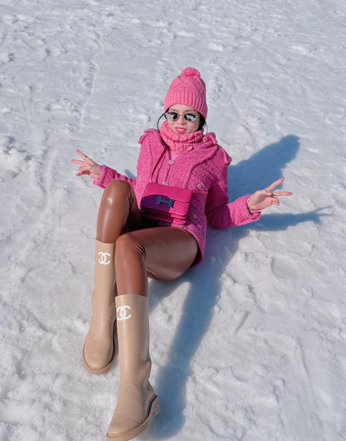 Kiểu quần bó sát với chất liệu co giãn và phom dáng ôm sát cơ thể, dường như đã trở thành 'bạn đồng hành' quen thuộc trong tủ đồ của Lệ Quyên, giúp cô tỏa sáng trong mọi khung hình.