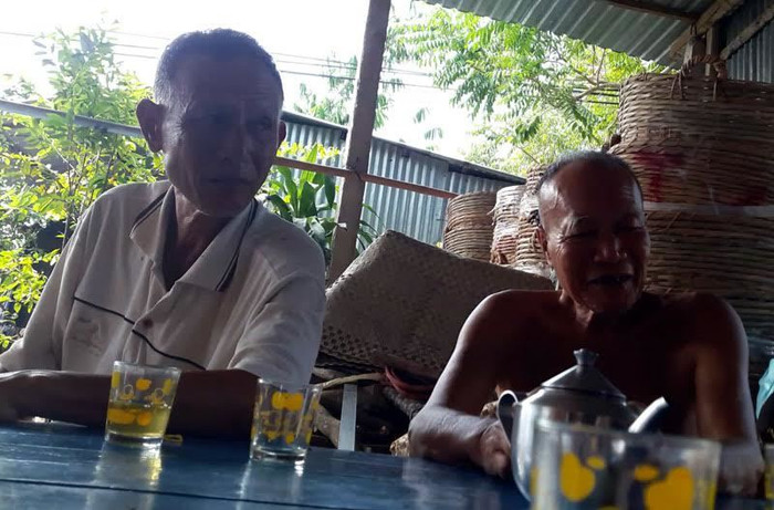 Cha ruột của anh Mười (bên phải) kể về chuyện con trai trúng số độc đắc.