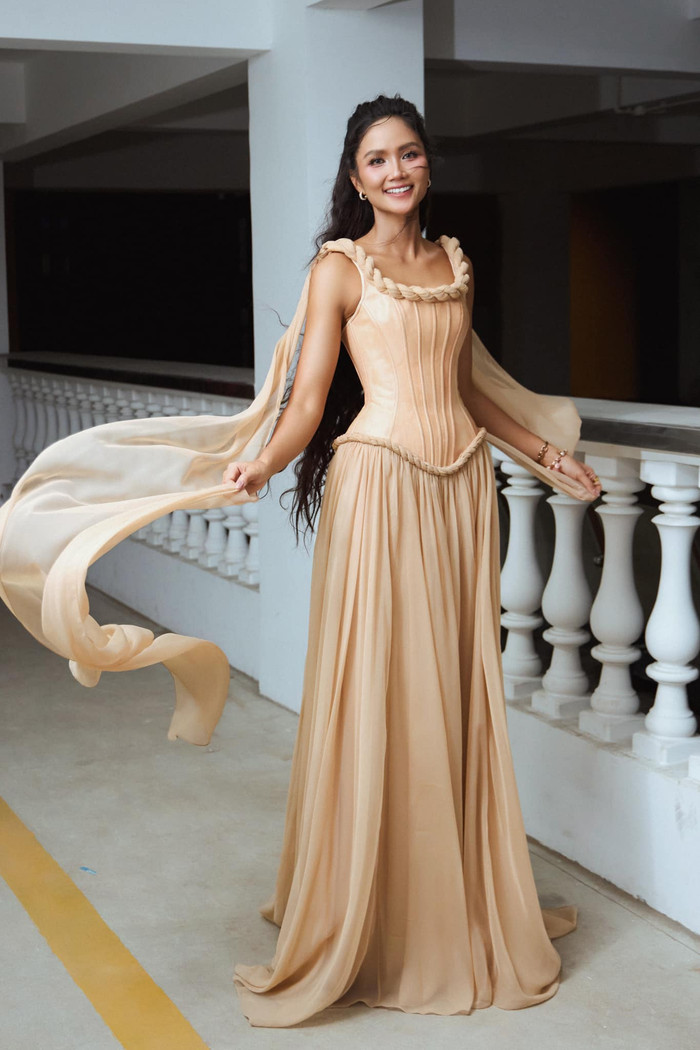 Sau 7 năm đăng quang, Hoa hậu H'Hen Niê ngày càng thăng hạng về nhan sắc và ghi điểm trong lòng công chúng bằng các dự án thiện nguyện.