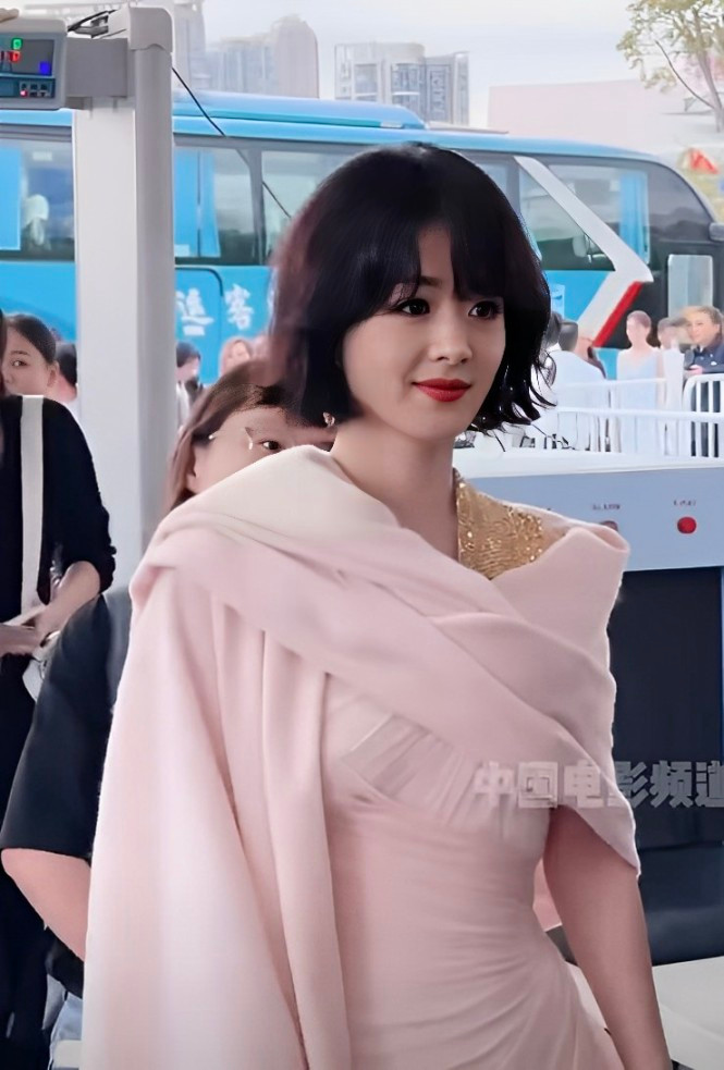 Triệu Lệ Dĩnh 'hiện hình' qua clip quay vội của team qua đường.