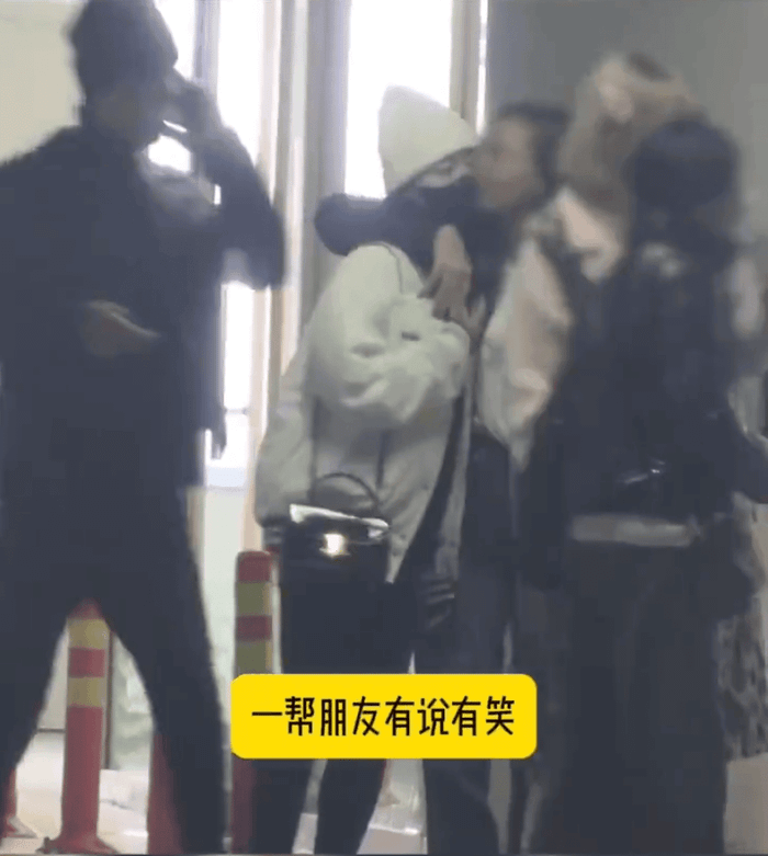 Theo những người bắt gặp vợ chồng diễn viên Ngô Cẩn Ngôn ở ngoài đời, Hồng Nghiêu khá được lòng nhóm bạn của bà xã. Ảnh: Sưu tầm