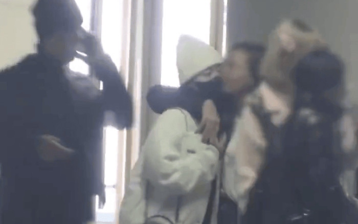 Nữ diễn viên được bắt gặp mặc đồ kín bưng che dáng có bầu Ảnh 2