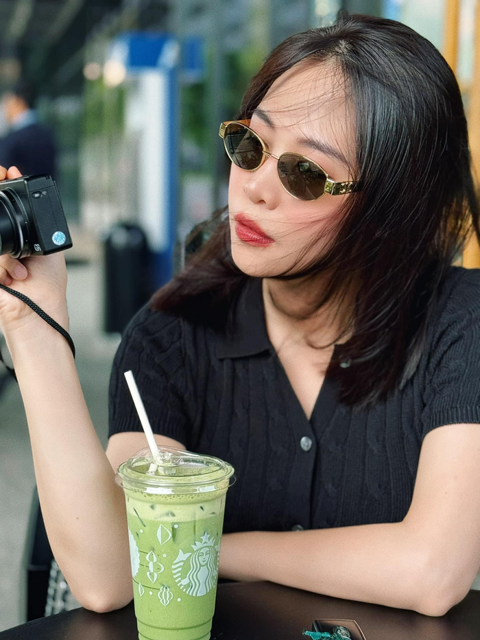 Vợ Cường Đô La khoe ảnh rạng rỡ khi đi cà phê cùng bạn bè. 