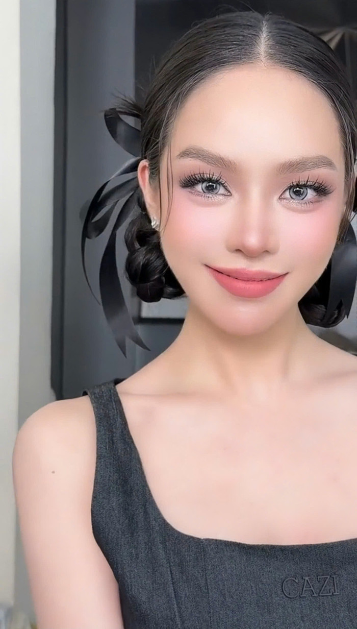 Màn “lột xác” của Hoa hậu Thanh Thủy đã thu hút hơn 560 nghìn lượt xem từ khán giả. Bên dưới đoạn clip, netizen không tiếc lời khen dành cho nàng hậu: “Trời ơi đẹp quá. Thích kiểu trang điểm lạnh này ghê”, “Thanh Thủy xinh đẹp thật luôn á”, “Thi Quốc tế xong về càng ngày càng đẹp”, “Ui cặp mắt đẹp xuất sắc ”, …