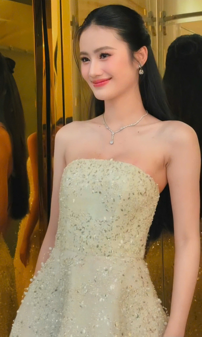 Mới đây, Hoa hậu Ý Nhi trình làng tạo hình cho buổi gặp gỡ dàn Nam vương Thế giới. Khác hẳn phong cách trưởng thành những ngày gần đây, nàng hậu yêu thích thể hiện hình ảnh quý cô ngọt ngào nhưng không kém phần thanh lịch.