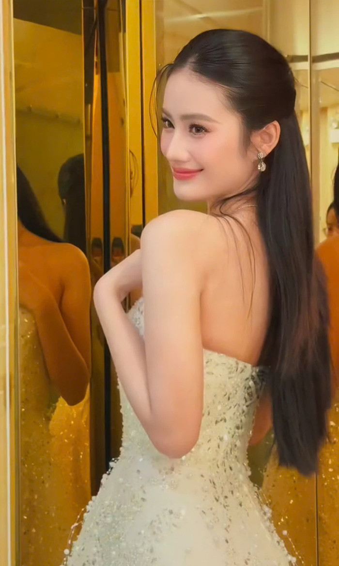 Khác biệt hơn mọi lần chính là kiểu tóc mà Ý Nhi lựa chọn cho tạo hình lần này. Việc thắt tóc nửa đầu đơn giản kết hợp tóc giả nối dài góp phần tôn lên ngũ quan của cô.  