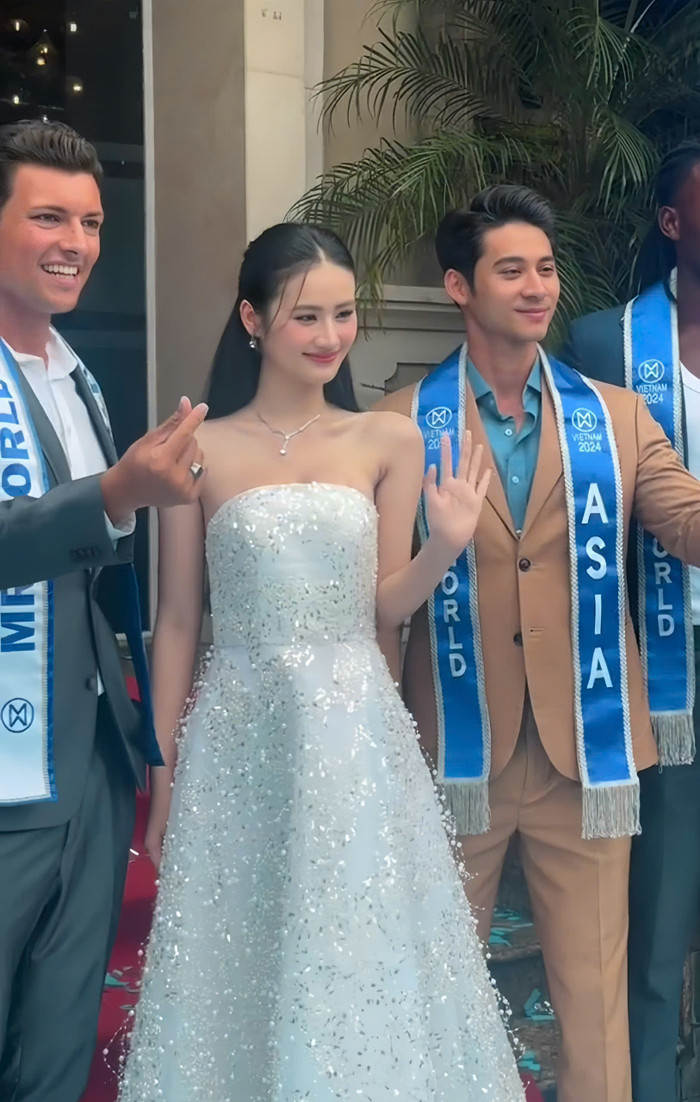 Ở khoảnh khắc sóng vai cùng Á vương Thế giới, lối trang điểm nhẹ nhàng với phấn má hồng mang lại vẻ ngoài trẻ trung nhưng không kém phần sắc sảo cho Hoa hậu Ý Nhi. Sự đổi mới trong cách lựa chọn phục trang và trang điểm của Hoa hậu Ý Nhi nhận được nhiều lời khen từ khán giả. 