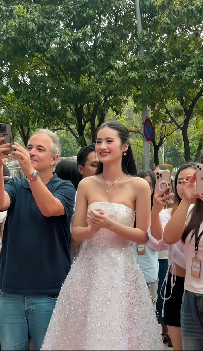 Một số bình luận từ netizen bên dưới đoạn clip của Hoa hậu Ý Nhi: “Với eo Nhi lựa chọn mẫu váy như thế này mới hợp lý và tôn lên cơ thể hơn”, “Dịu quá Nhi ơi”, “Xinh quá luôn. Mong em đạt được kết quả tốt ở Miss World. Luôn ghé thăm và hỗ trợ em từ lúc em đăng quang tới giờ. Mạnh mẽ lên em nhé!”, “Quá xinh luôn. Tóc thẳng nhìn Nhi trẻ trung hơn”, “ Chị Nhi hợp tóc dài hơn thì phải”,…