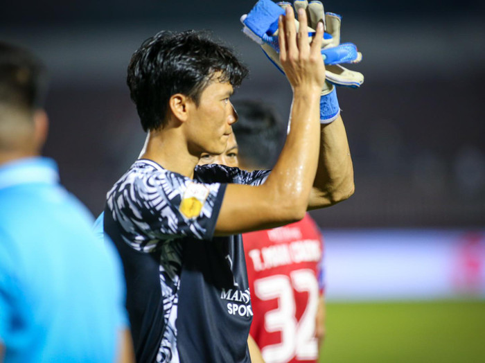 V.League tạm dừng là thời điểm thích hợp để xem các biến số, điển hình như vụ chuyển nhượng của thủ môn Bùi Tiến Dũng và CLB HAGL. Ảnh: CLB TPHCM