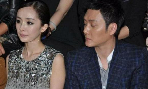 Ánh mắt dán chặt lên người Dương Mịch đã tố cáo hành vi quấy rối Dương Mịch của Phùng Thiệu Phong, chồng cũ Triệu Lệ Dĩnh. 