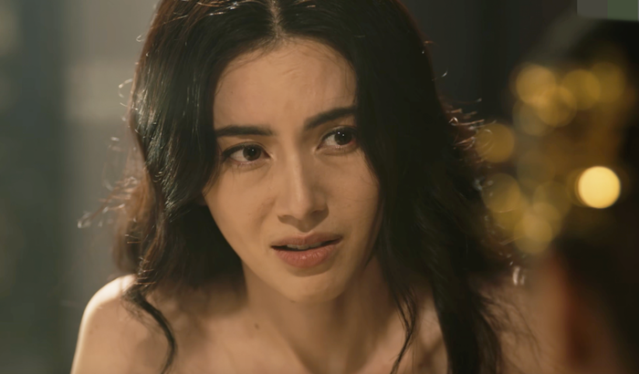 Phim 18+ Nữ hoàng Ayodhaya tiếp tục khiến khán giả sốc nặng với loạt bi kịch giáng xuống đầu nữ chính Jinda (Mai Davika đóng). 