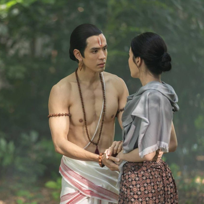 Cuộc đời của Jinda thay đổi hoàn toàn trong nửa sau bộ phim 18+ Nữ hoàng Ayodhaya sau khi cô bị người tình phản bội. 