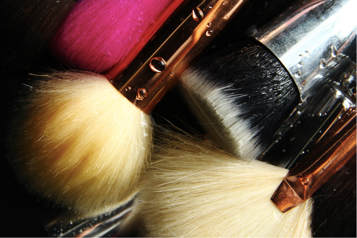 Vệ sinh cọ trang điểm hời hợt có thể trở thành mối nguy hại cho da.