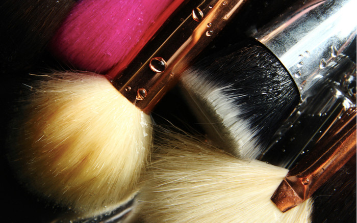 Tác hại tiềm ẩn từ việc vệ sinh cọ trang điểm hời hợt Ảnh 2