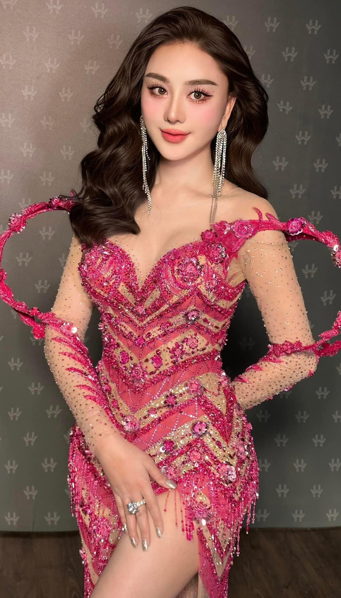 Showbiz 24h: Lâm Khánh Chi luôn nhiệt tình, hết mình với bạn bè. Ảnh: FBNV