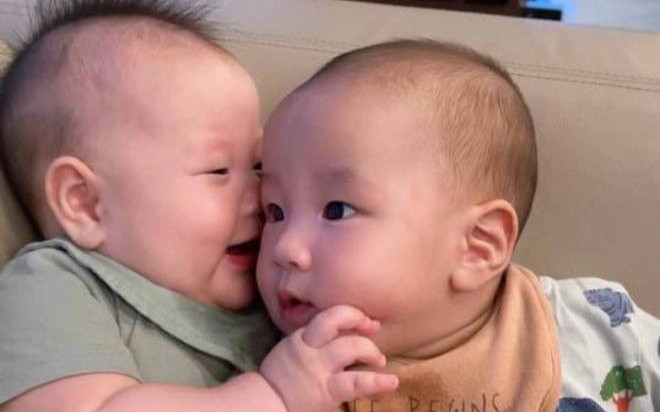 Khoảnh khắc tinh nghịch của cặp song sinh nhà Phương Oanh Ảnh 2