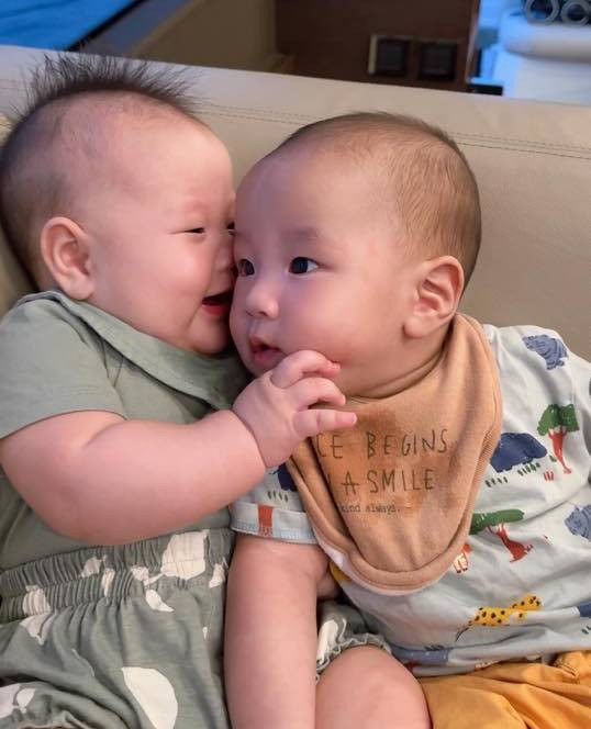 Cô bé Jenny thường hay 'bắt nạt' anh trai.