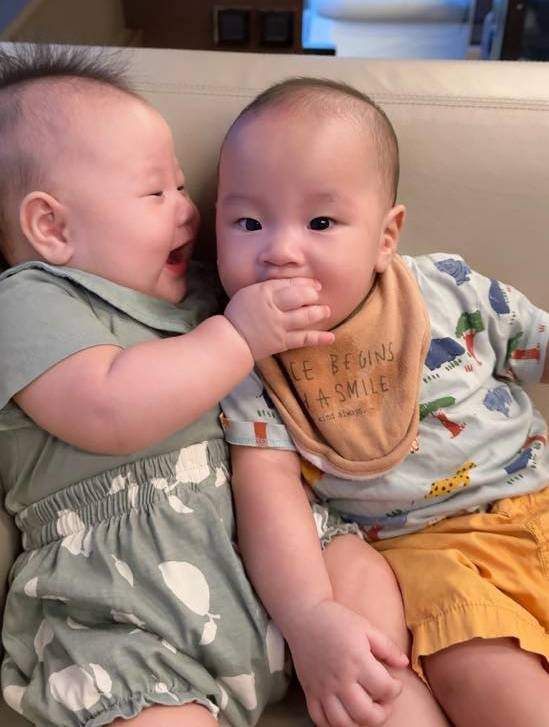 Vẻ tinh nghịch của cặp song sinh.
