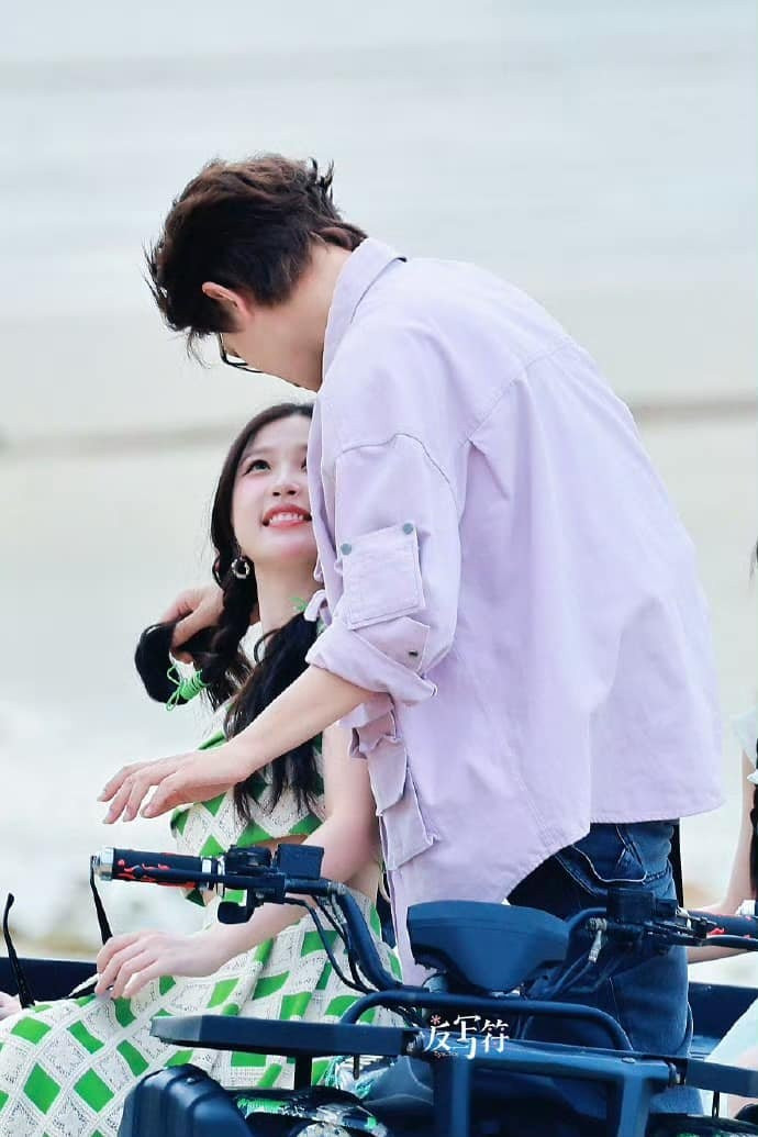 Những hình ảnh của Đinh Vũ Hề và Ngu Thư Hân trong show Hằng Tinh Lấp Lánh làm dấy lên tin đồn hẹn hò.