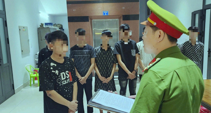 Lực lượng công an đang làm việc với nhóm đối tượng. Ảnh: H.B/Tuổi trẻ.