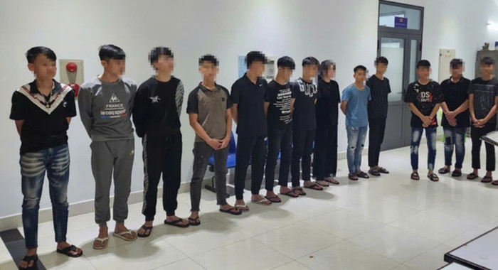 Nhóm đối tượng đưa về cơ quan công an để làm việc. Ảnh: CACC.