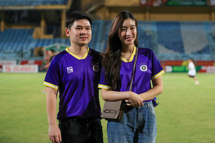 Hoa hậu Đỗ Mỹ Linh xuất hiện trên khán đài sân Hàng Đẫy đã không còn là câu chuyện mới với khán giả. Ảnh: CLB Hà Nội