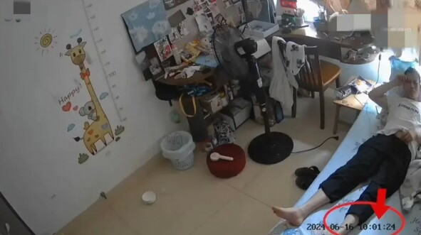 Người đàn ông thậm chí còn nằm trên giường của cô gái.