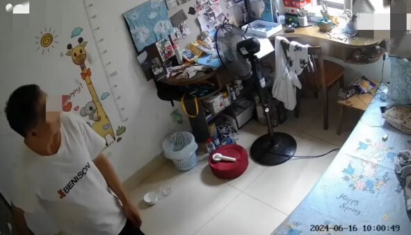 Bạn trai của mẹ cô gái đã tự do vào phòng ngủ của cô.