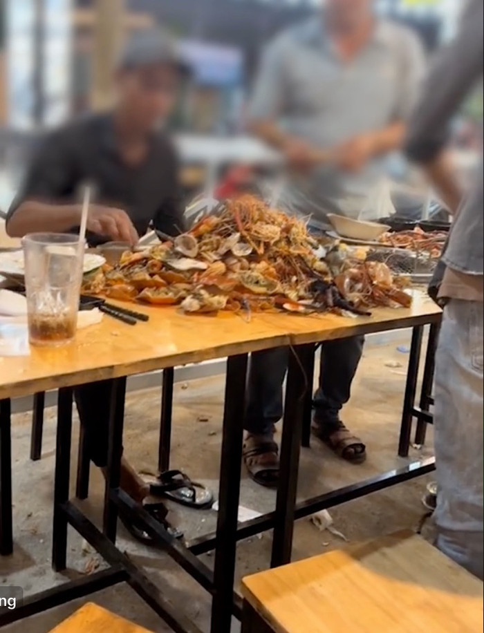 Hình ảnh 4 người đàn ông bên 'núi' vỏ hải sản thu hút sự chú ý từ netizen.