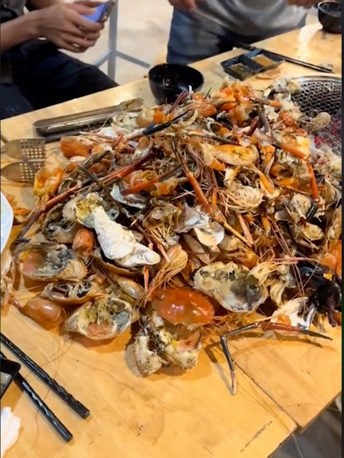 Cận cảnh 'núi' hải sản đã được 4 người đàn ông ăn.
