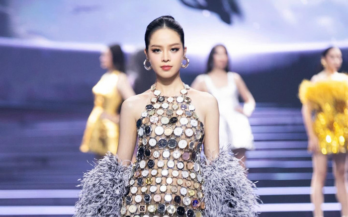 Hai chiếc váy tranh cãi nhất làng mốt Việt: Chắc chỉ vận động viên cử tạ mới diễn nổi! Ảnh 2