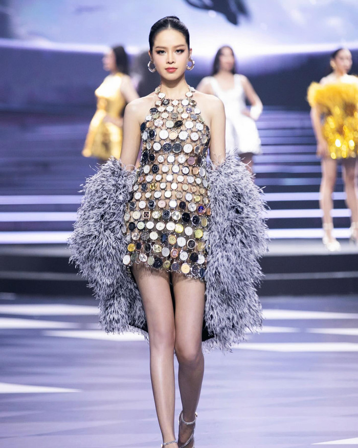Hoa hậu Thanh Thủy từng trình diễn bộ cánh 50 kg trên sân khấu một cách mượt mà. 
