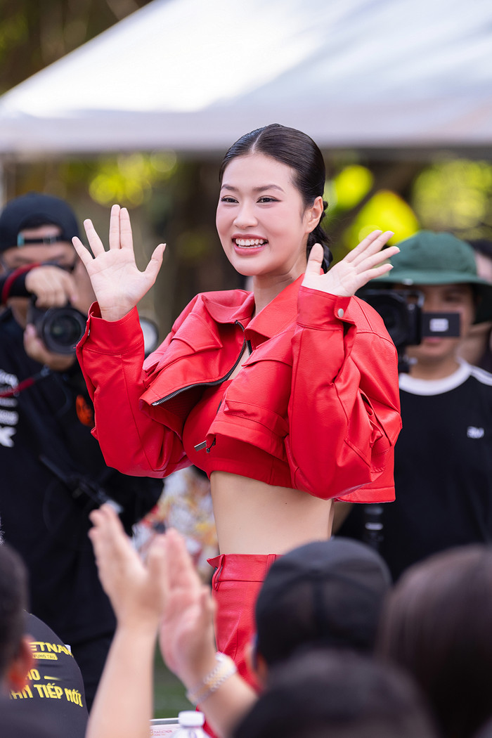 Hoa hậu Thiên Ân cười tươi rói ở chốn đông người. Ảnh: FBNV