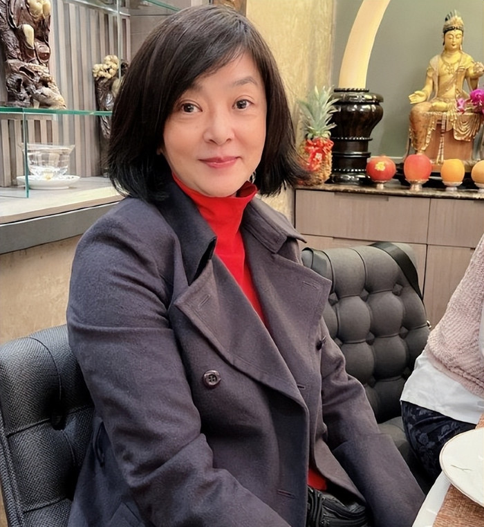 Chỉ là hiện tại cô chọn độc thân và tập trung cho việc tu hành.