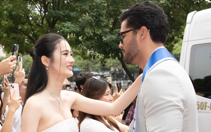 Hoa hậu Ý Nhi ôm thắm thiết Nam vương thế giới Ảnh 2