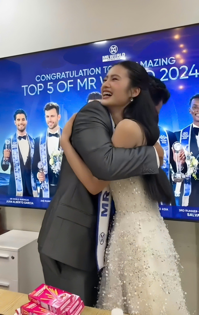 Khoảnh khắc Hoa hậu Ý Nhi tích cực tương tác với Nam vương thế giới.