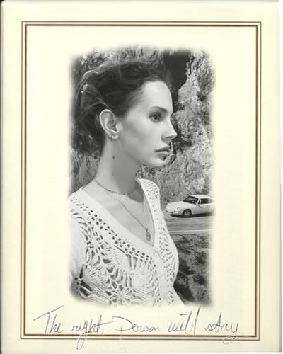 Nếu có một danh hiệu dành cho nghệ sĩ tiết kiệm nhất trong khâu thiết kế ảnh bìa album, chắc chắn Lana Del Rey sẽ không có đối thủ. 