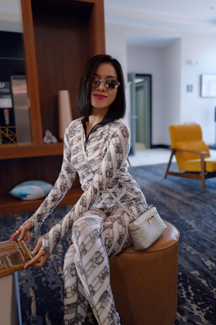 Lệ Quyên cười tươi rói, vui vẻ chụp hình để 'sống ảo' trên mạng xã hội. Ảnh: FBNV