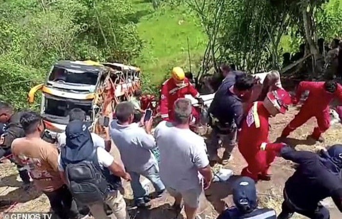 Xe buýt rơi xuống vực khiến hàng chục người tử vong.