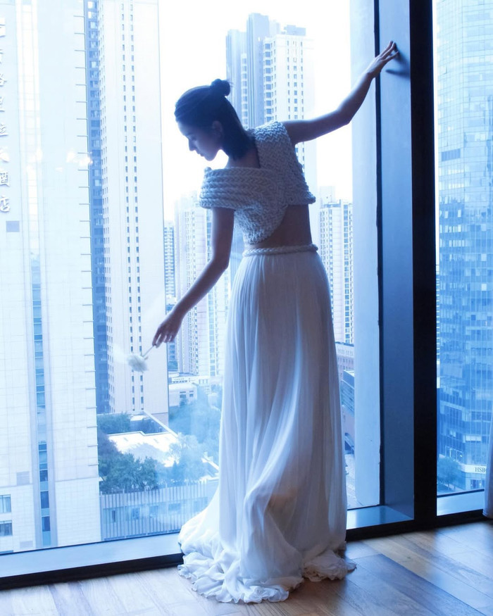 Thân hình mỏng manh của Triệu Lộ Tư khi nhìn từ phía sau. Ảnh: Instagram rooosyzh09