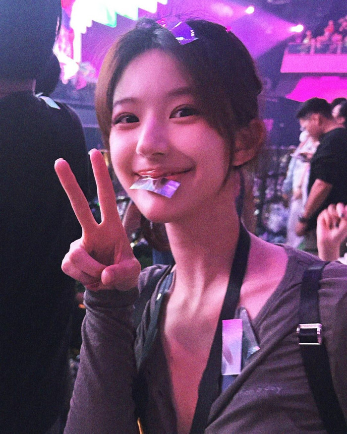 Triệu Lộ Tư vui vẻ giơ tay chữ V để chụp ảnh, phần cổ nhỏ nhắn và xương ức nhô ra của nữ diễn viên khiến một bộ phận khán giả bất ngờ. Ảnh: Instagram rooosyzh09