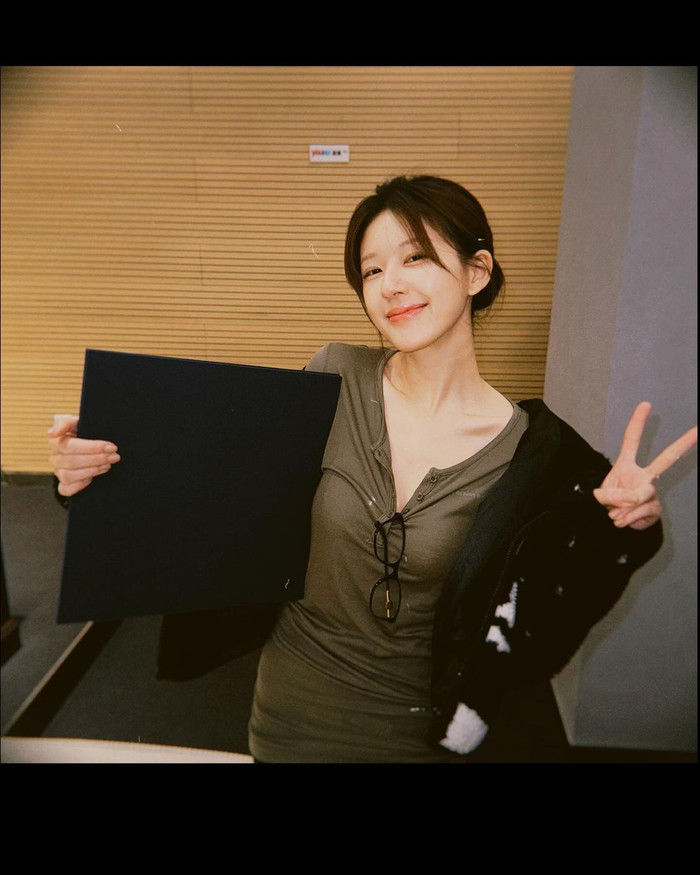 Khi đổi góp chụp, Triệu Lộ Tư được cho là đỡ gầy hơn. Nhưng thân hình 'mình hạc xương mai' của nữ diễn viên vẫn không thể che giấu. Ảnh: Instagram rooosyzh09