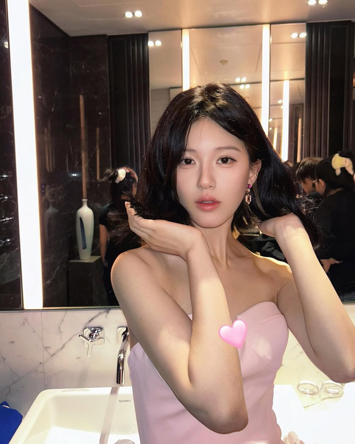 Không thể phủ nhận việc có sắc vóc nhỏ nhắn giúp Triệu Lộ Tư có thể thử nghiệm nhiều phong cách khác nhau. Ảnh: Instagram rooosyzh09