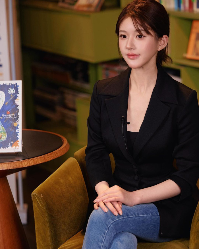 Triệu Lộ Tư thể hiện hình ảnh chỉn chu, chuyên nghiệp khi đi làm. Ảnh: Instagram rooosyzh09